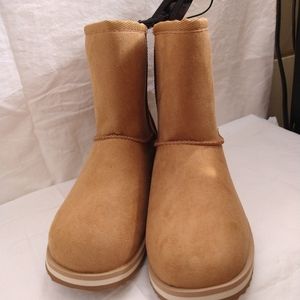 Beige slip in boots, size 3 in big girls NWT